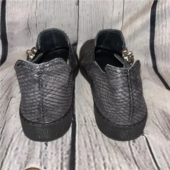 Stuart Weitzman Womens Charcoal Snake Skin Leather Rumpus Sneaker Size 6 Flats - Picture 4 of 8